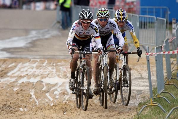 The leaders enter the last lap.