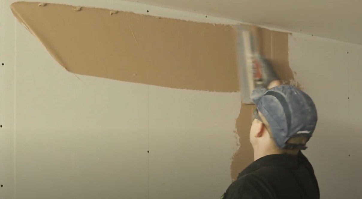Step by Step plastering a wall