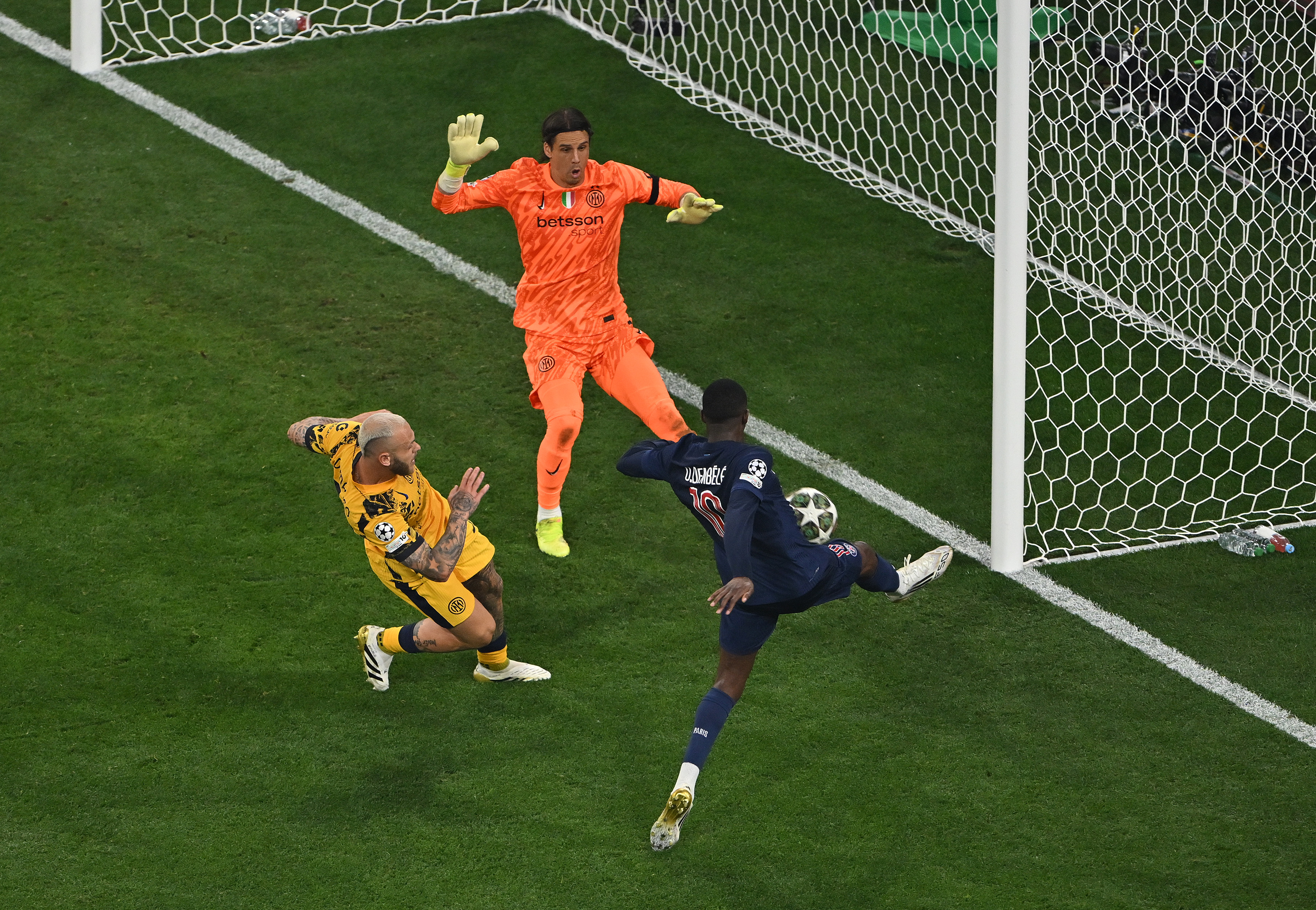 Inter's Federico Dimarco desperately responds to Ousmane Dembele's threat in the 2025 Champions League final