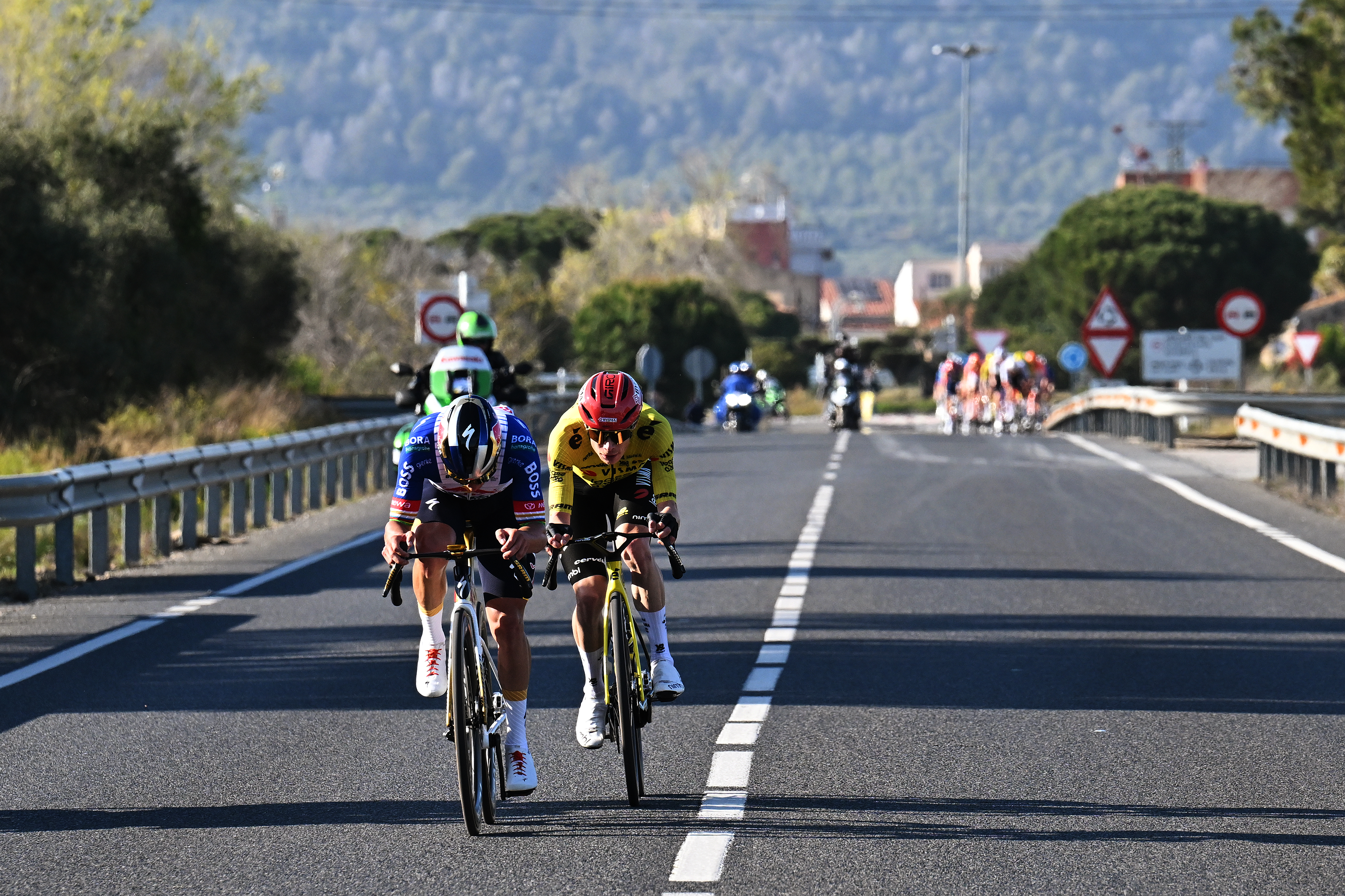 Remco Evenepoel and Jonas Vingegaard attack in crosswind section on stage 3 of Volta a Catalunya 2026