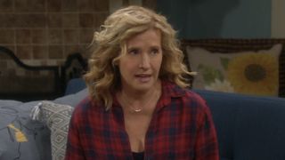 Vanessa talking to daughter on couch in Last Man Standing Season 9