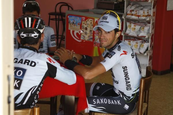 Contador takes a break during his riding in the Dolomites