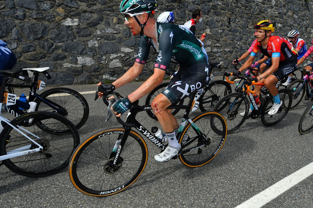 Wilco Kelderman (Bora-Hansgrohe) heads into the final climb bloodied from a crash