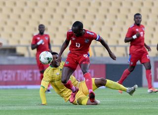 Mothobi Mvala challenges Peter Shalulile for the ball