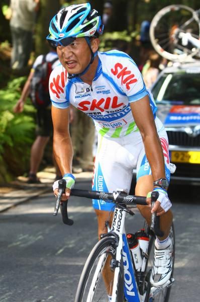 Ji Cheng (Skil Shimano) puts in a big effort on the climb.