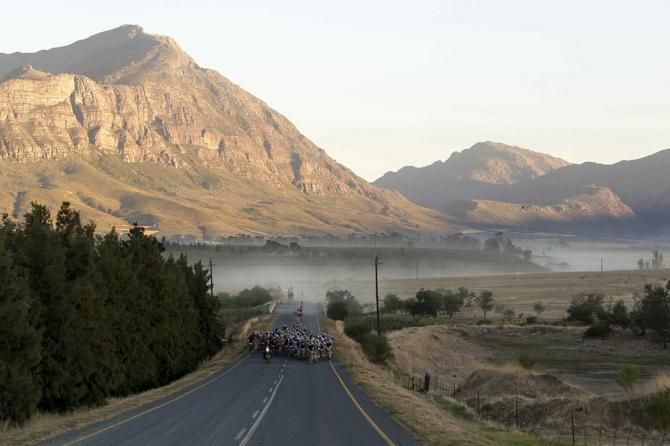 The lead bunch leave Tulbagh during stage 4