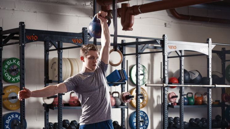 Olli Foxley doing the overhead kettlebell carry