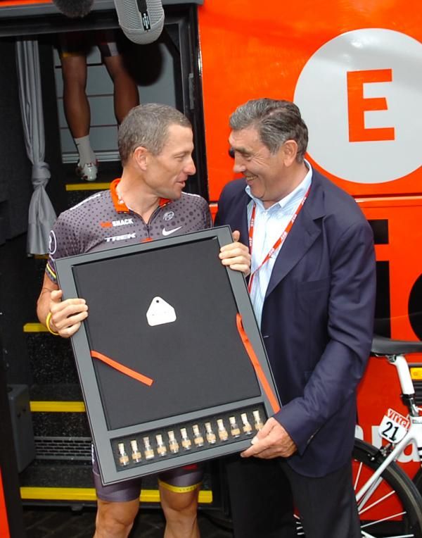 Lance Armstrong poses with Eddy Merckx and his new "kunstbox".
