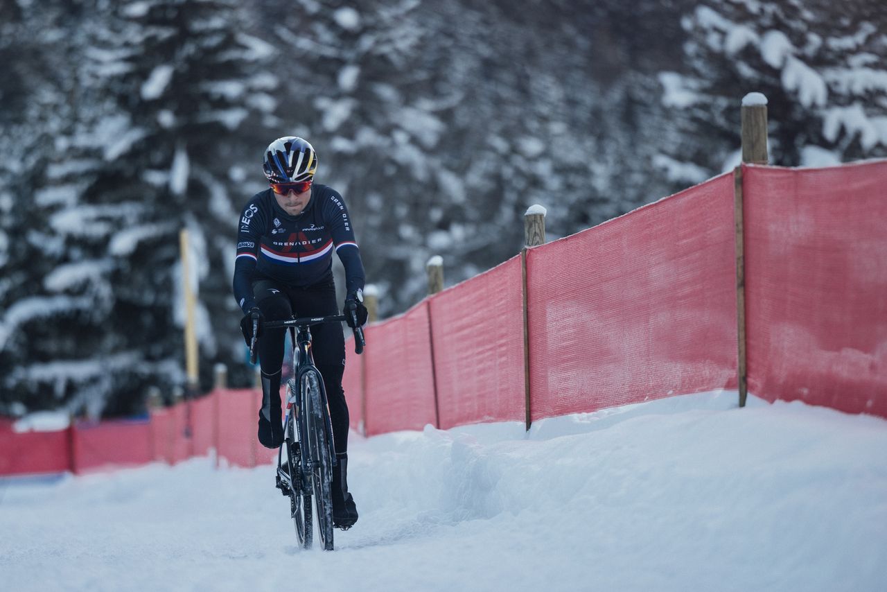 Tom Pidcock rides in the Val di Sole snow