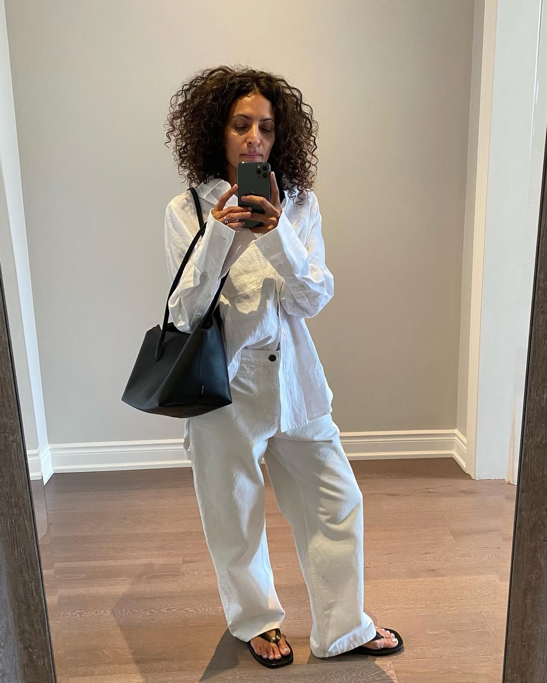 How to style baggy jeans influencer wearing a monochromatic outfit