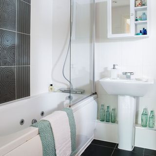 bathroom with bathtub and washbasin and white wall