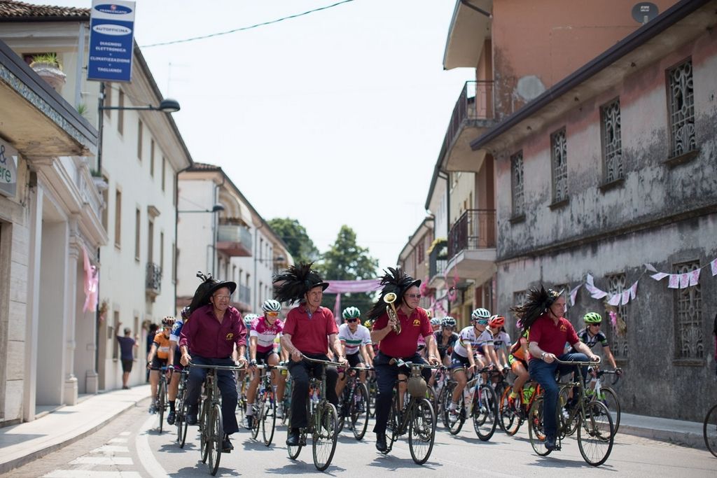 A special escort for the Giro Rosa peloton to start stage one