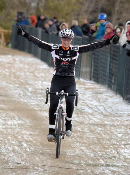 Alison Sydor wins the elite title