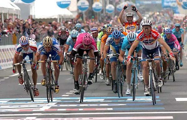 Robbie McEwen (Davitamon-Lotto) prepares to put his hands up