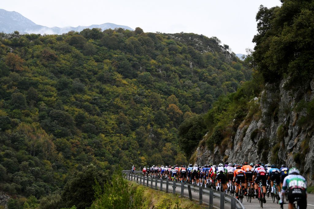 LAGOS DE COVADONGA SPAIN SEPTEMBER 01 A general view of the Peloton competing starting the climb to Altu de Hortigueru 440m during the 76th Tour of Spain 2021 Stage 17 a 1855km stage from Unquera to Lagos de Covadonga 1085m lavuelta LaVuelta21 on September 01 2021 in Lagos de Covadonga Spain Photo by Tim de WaeleGetty Images