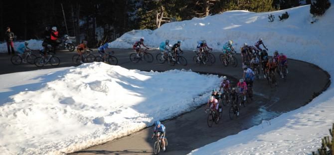 The peloton climb Port Ain&eacute; as Tom Danielson (Garmin Sharp) attacks