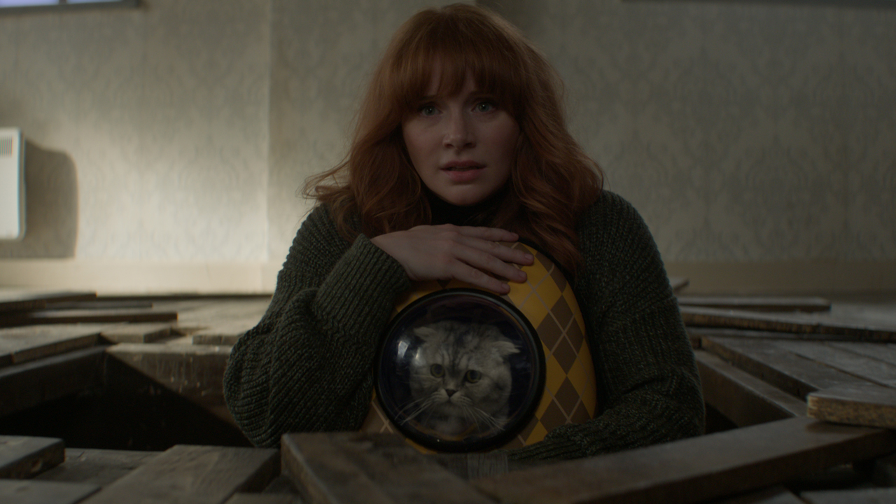 Argylle Bryce Dallas Howard with her cat