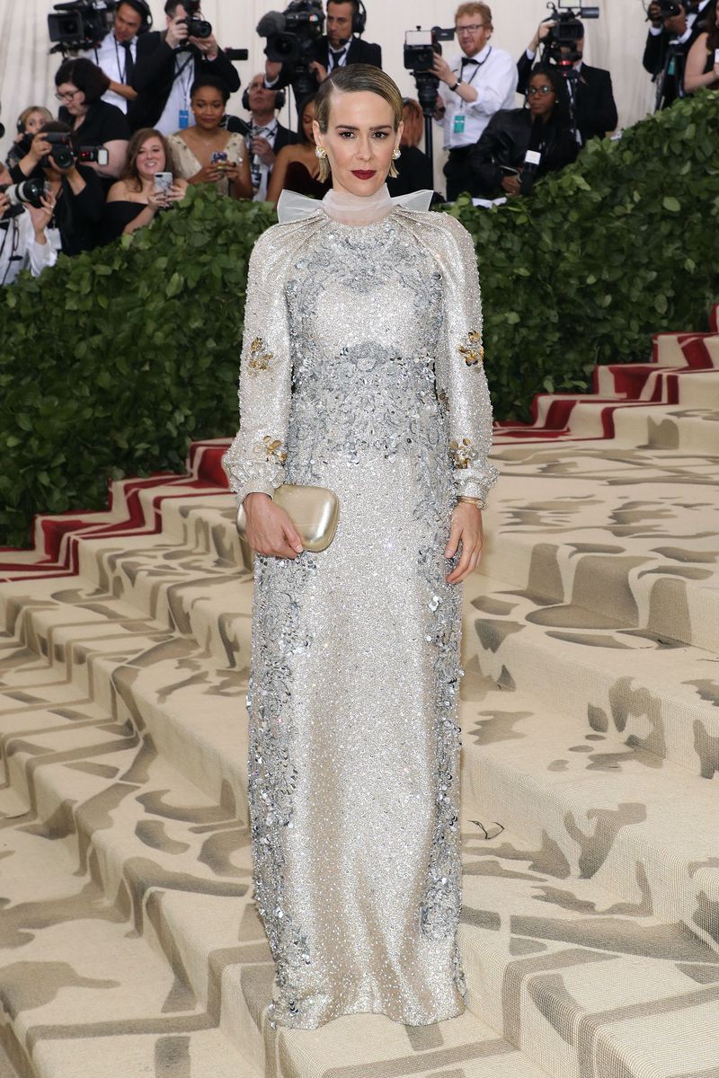 Fashion, Haute couture, Fashion model, Clothing, Dress, Runway, Gown, Flooring, Shoulder, Carpet,