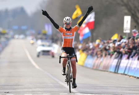 Anna van der Breggen wins the 2018 Tour of Flanders