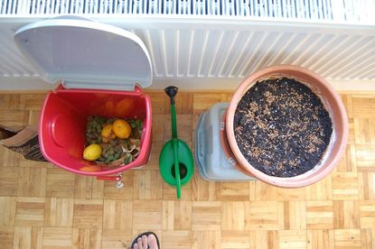 Can You Compost Indoors: Learn About Indoor Composting