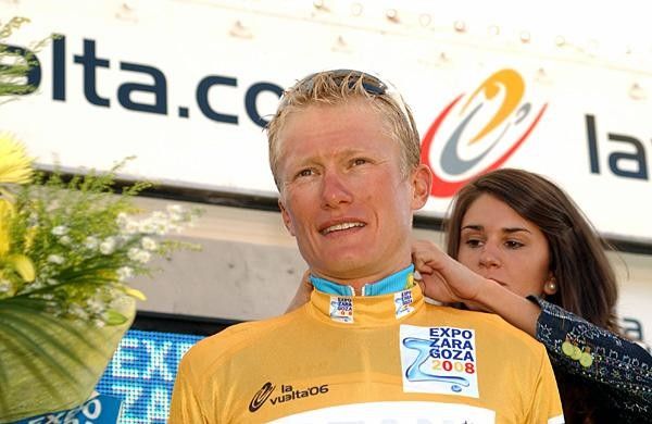 Alexandre Vinokourov (Astana) gets assistance with his maillot oro