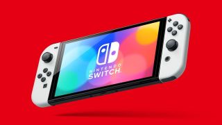 Nintendo Switch OLED i hvitt mot en rød bakgrunn.