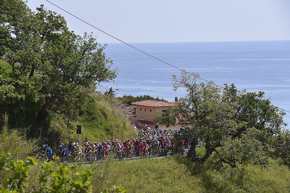 The peloton rides along the coast during the Giro's fourth stage.