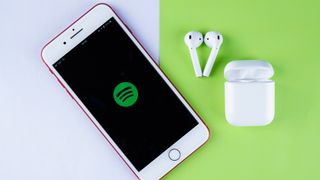 spotify op een iphone naast airpods