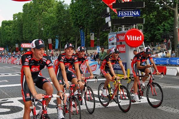 Valverde smiled with his Caisse d'Epargne colleagues although the Spaniard wanted to be much closer to the podium than ninth.