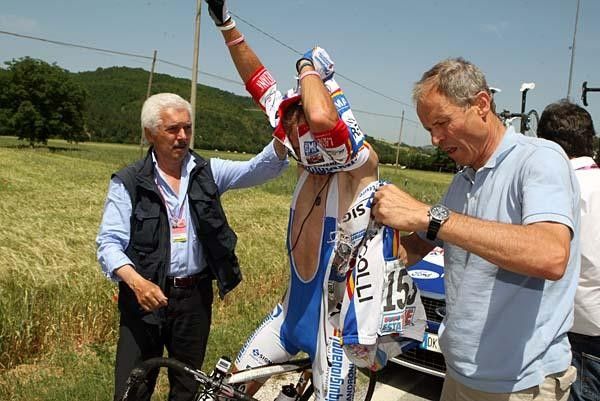 Michele Scarponi (Serramenti Diquigiovanni - Androni Giocattoli) changes his jersey.