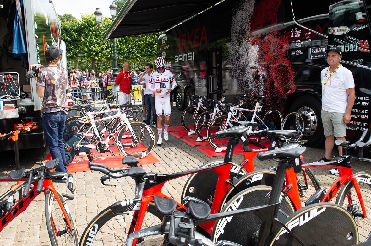 The French Pro Continental team chose to warm up on their road bikes on the turbo trainers