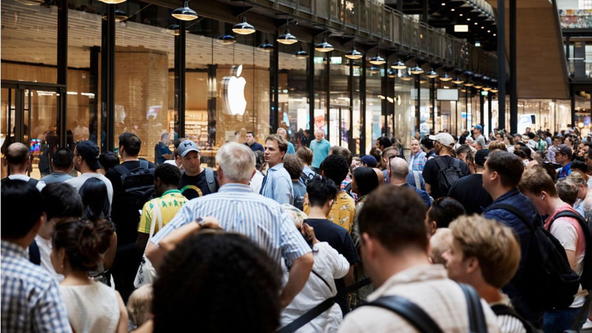 Apple opens its flagship London store in the city's historical power ...