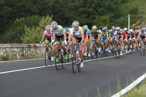 Sarah Duester and Loes Gunnewijk make the chase for race leader, Marianne Vos (Nederland Bloeit)