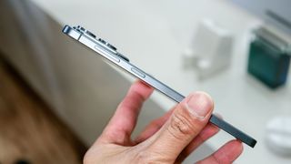 Samsung Galaxy S25 Edge right side