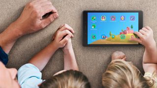 To barn og en voksen samler seg rundt en Samsung Galaxy Tab A8