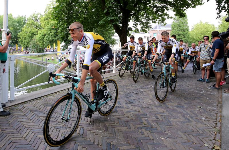 Robert Gesink riding to the team presentation