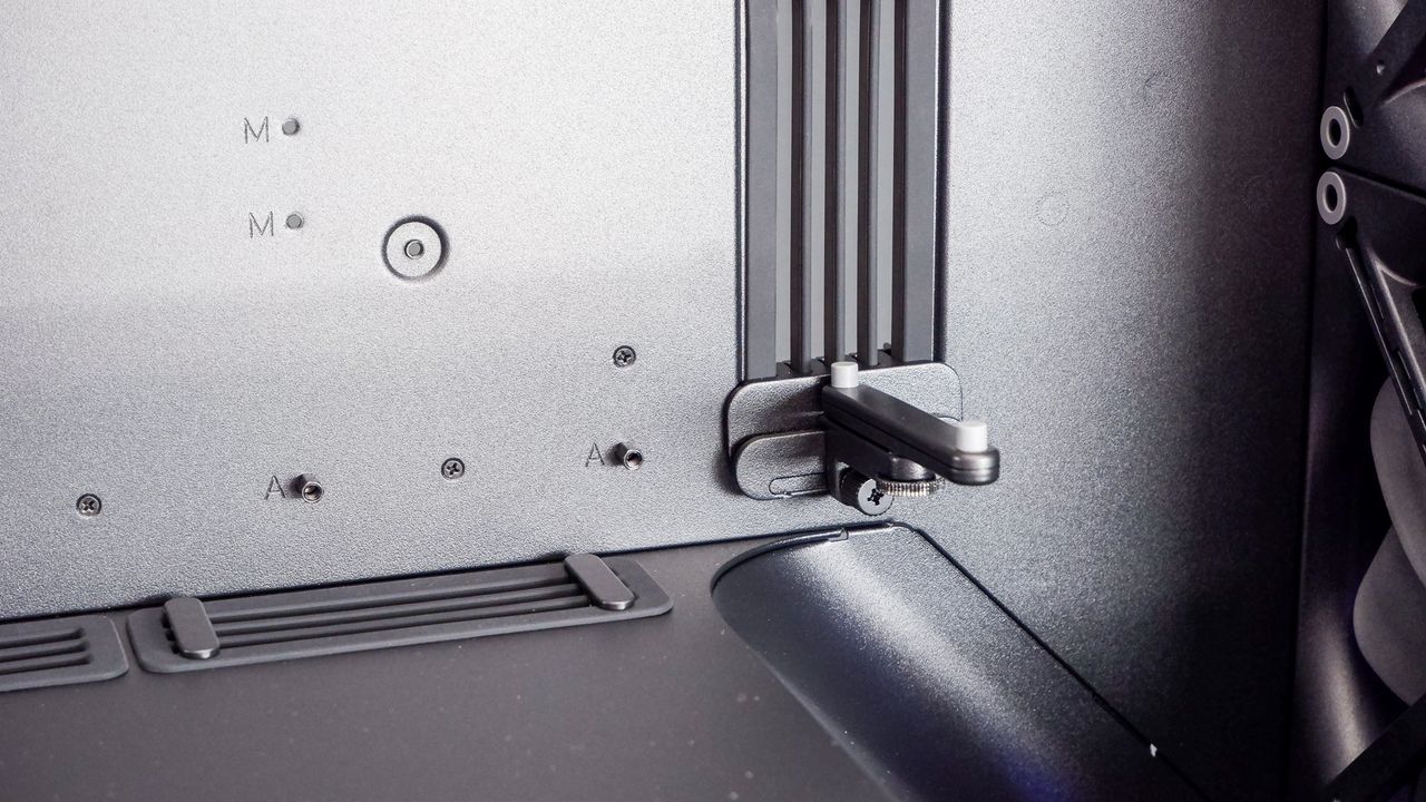 The Havn BF 360 PC case in both black and white with panels removed.
