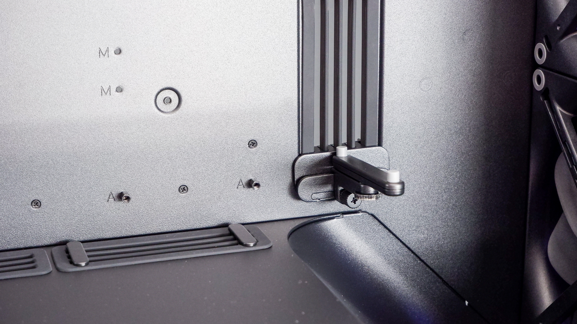 The Havn BF 360 PC case in both black and white with panels removed.
