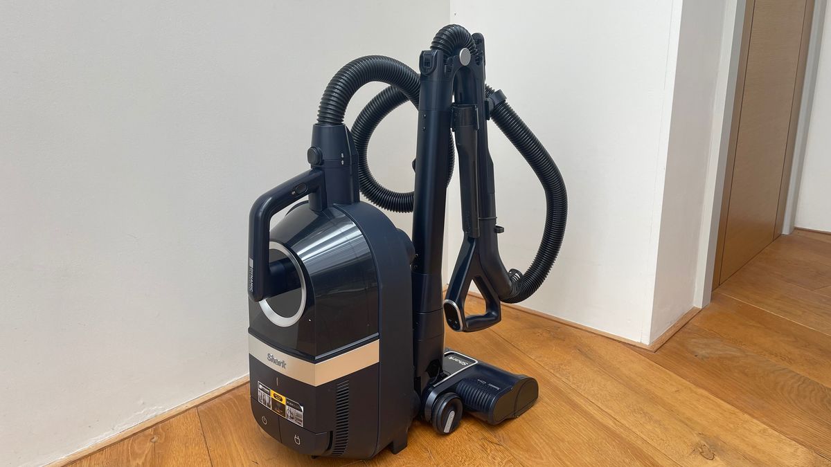 Shark Anti Hair Wrap Bagless Cylinder Pet Vacuum CZ250UKT review