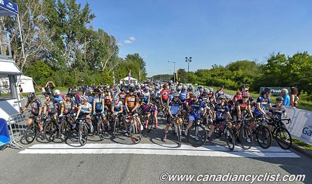 The peloton ready to start