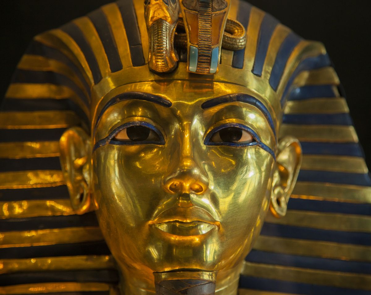 King tut&#039;s pectoral contained pieces of glass formed by a meteorite impact. 