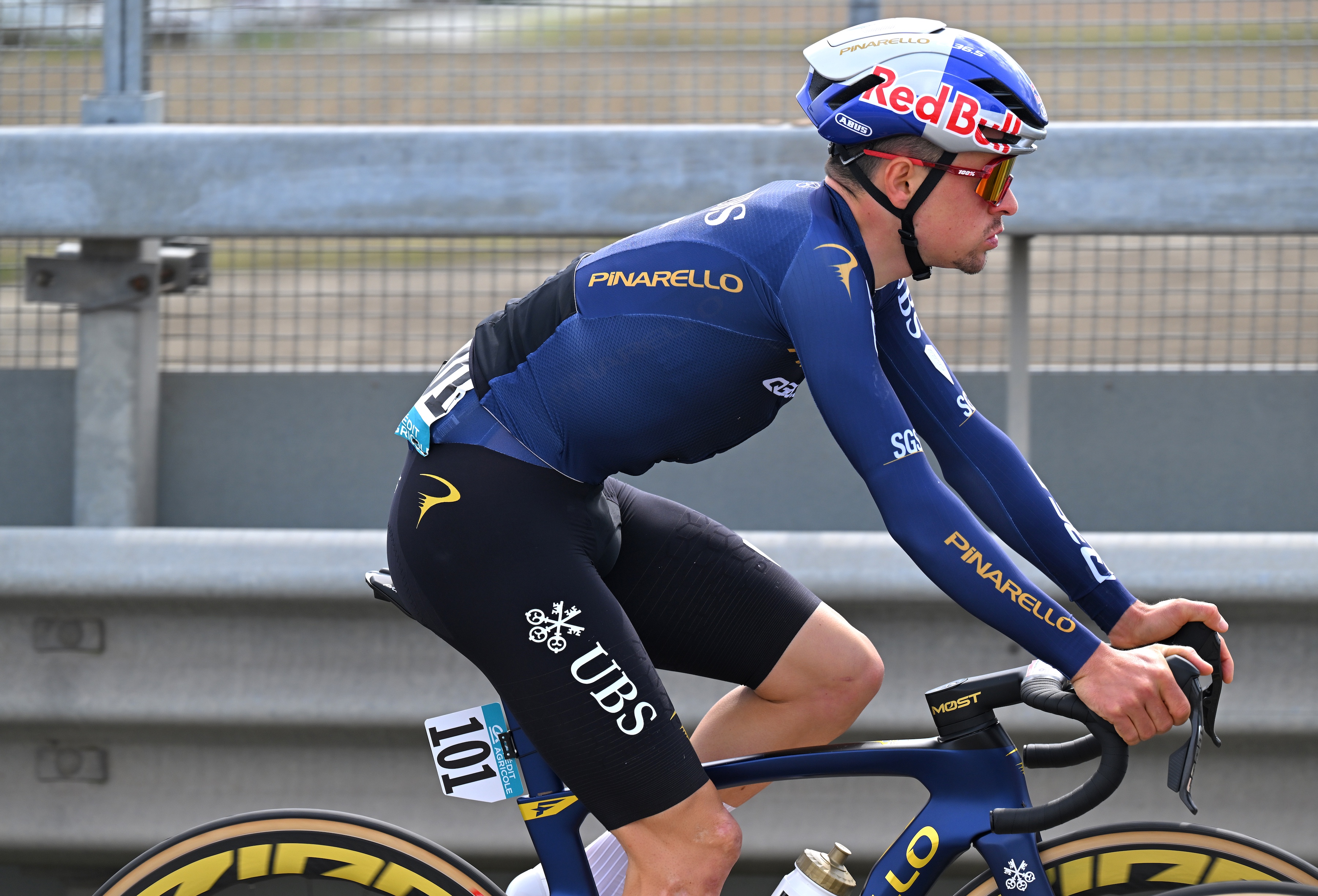 Tom Pidcock riding in Milan Turin