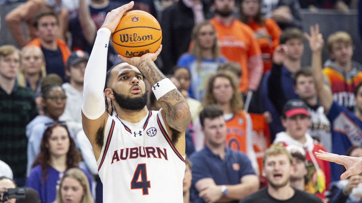 Johni Broome of the Auburn Tigers shoots for 3 points