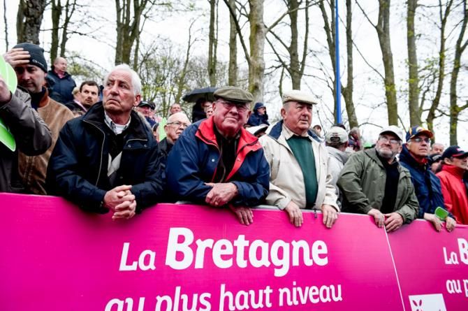 The spectators at the finish line in Lannilis