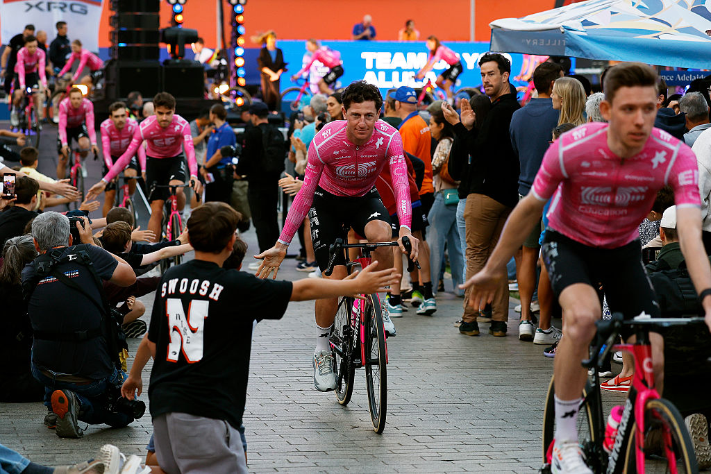 ADELAIDE, AUSTRALIA - 16 DE ENERO: Harry Sweeny de Australia y el equipo EF Education - EasyPost durante el 26º Santos Tour Down Under 2026, presentación del equipo el 16 de enero de 2026 en Adelaide, Australia. (Foto de Con Chronis/Getty Images)