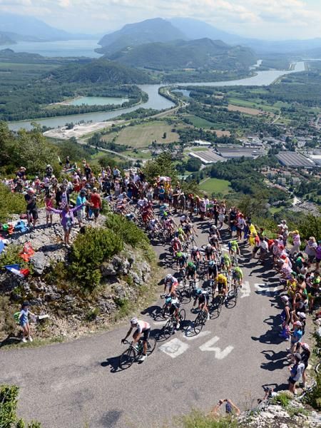 Team Sky in control of the peloton for maillot jaune Bradley Wiggins.