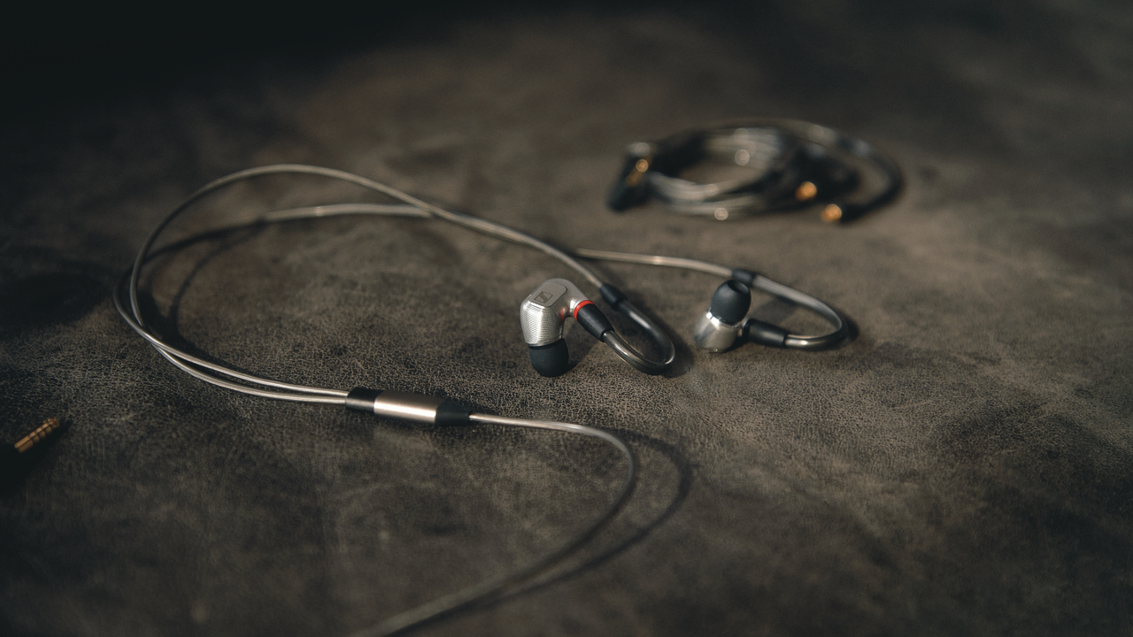 What are iem online earphones