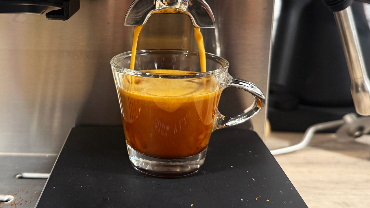 a shot of espresso made on the casabrews marenza