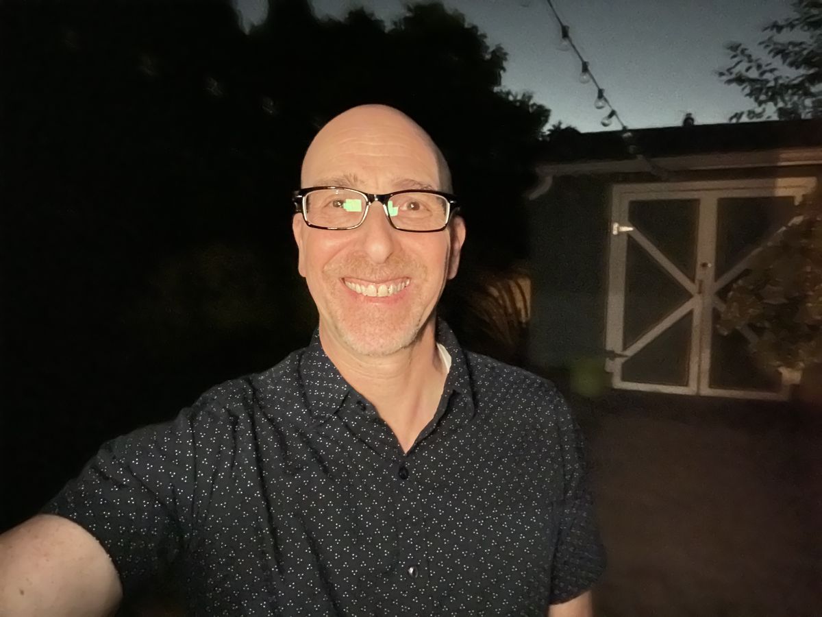 Apple iPhone 14 front camera shot using screen as flash