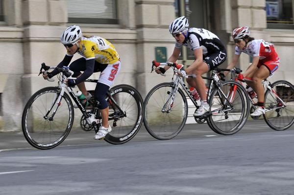 Shelley Evans (USA National Team) leads Jo Kiesanowski (NZ National Team).